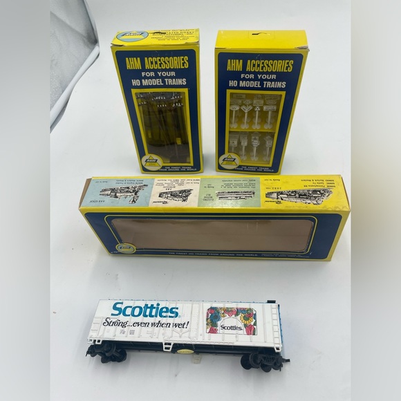 AHM Scotties Toilet Paper HO Train Car Mechanical Reefer with accessories bundle - Picture 6 of 12